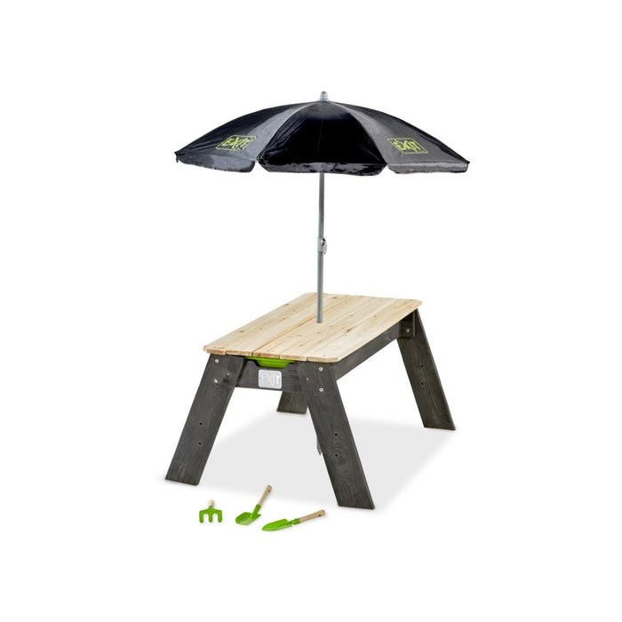 Aksent zand- en watertafel met parasol en tuingereedschap